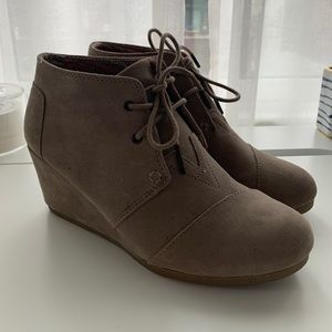 Tom’s Desert Wedge Bootie (sz9)